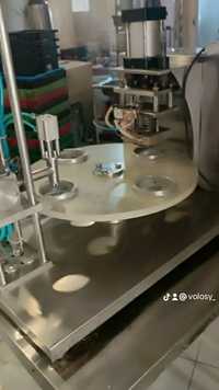 Сиыр сүтінен  жасалған  Айран  стаканға  фалга  басатын  запайка