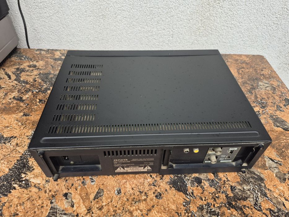 Vand Video Marca Aiwa Model HV-E1010 DH, Made in Japan

- video case