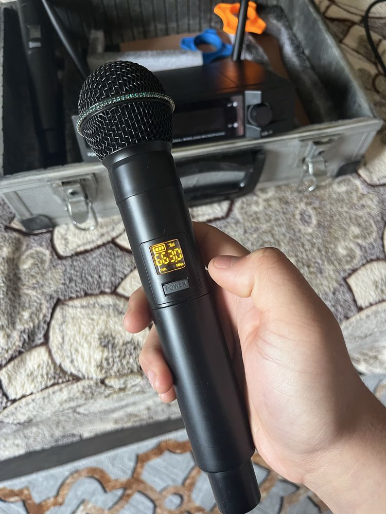 Microfoane wirles  vand cu tot ce se vede in poza