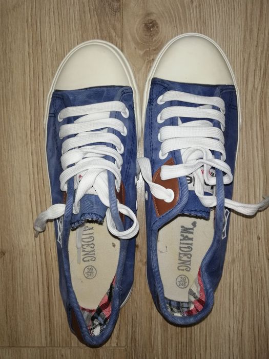 Tenesi băiat noi nepurtati