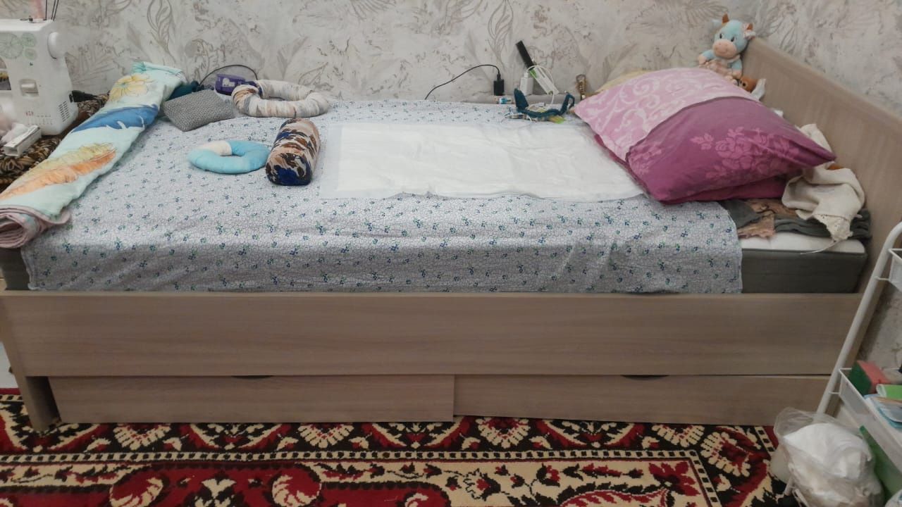 Продам срочно  кровать с матрасом