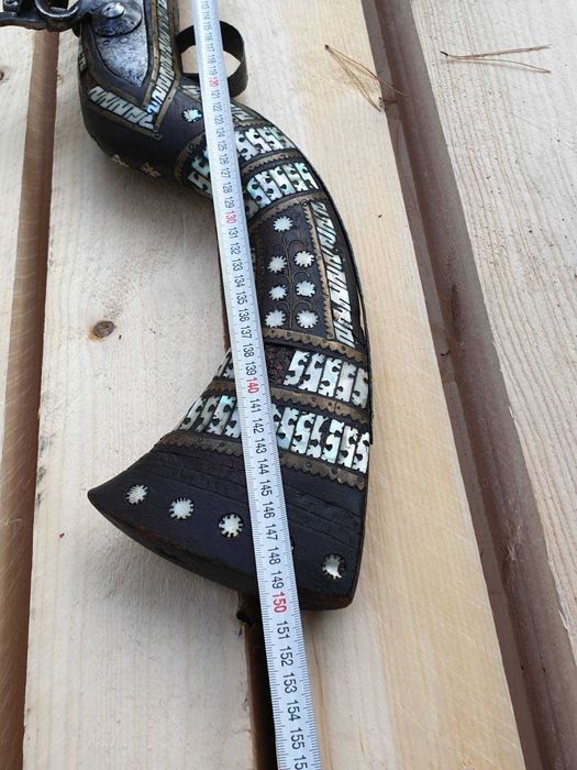 Стара пушка за стена