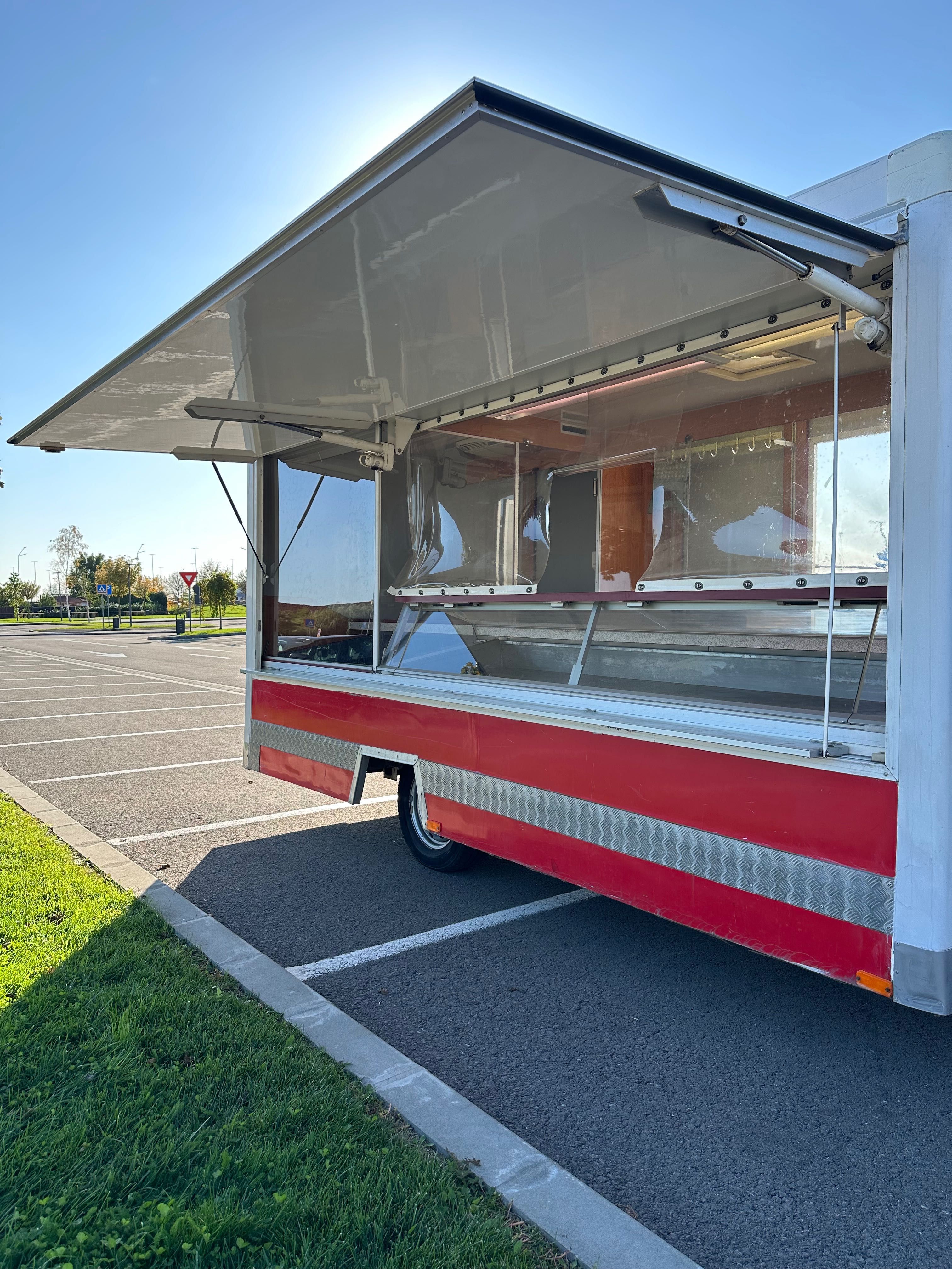Vand autoutilitara cu vitrina frigorifica tip magazin ambulant