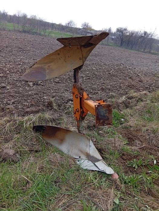 Vând plug Huard 3+1