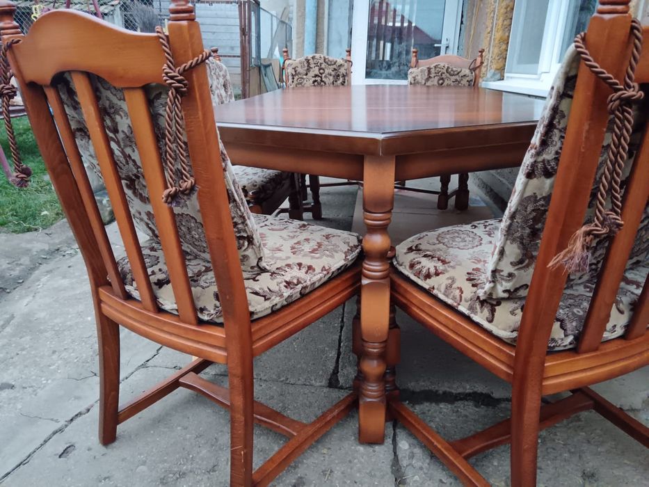 Masă masivă extensibilă cu 6 scaune