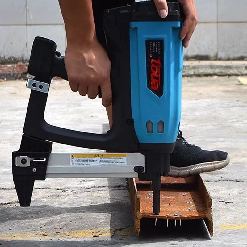 Pistol Toua cuie beton si metal cu 5000 de cuie si gaz