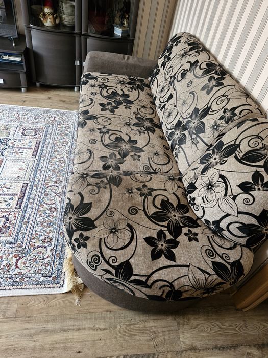 Угловой диван, разобран на 2. Отдам бесплатно.