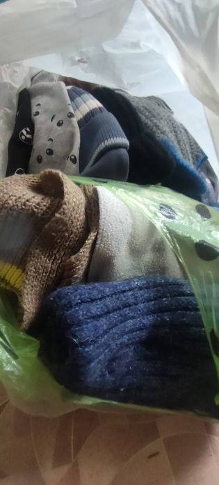 Отдам шапки и шарфы