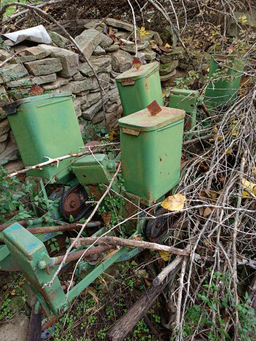 Култиватор и бункери за сеялка