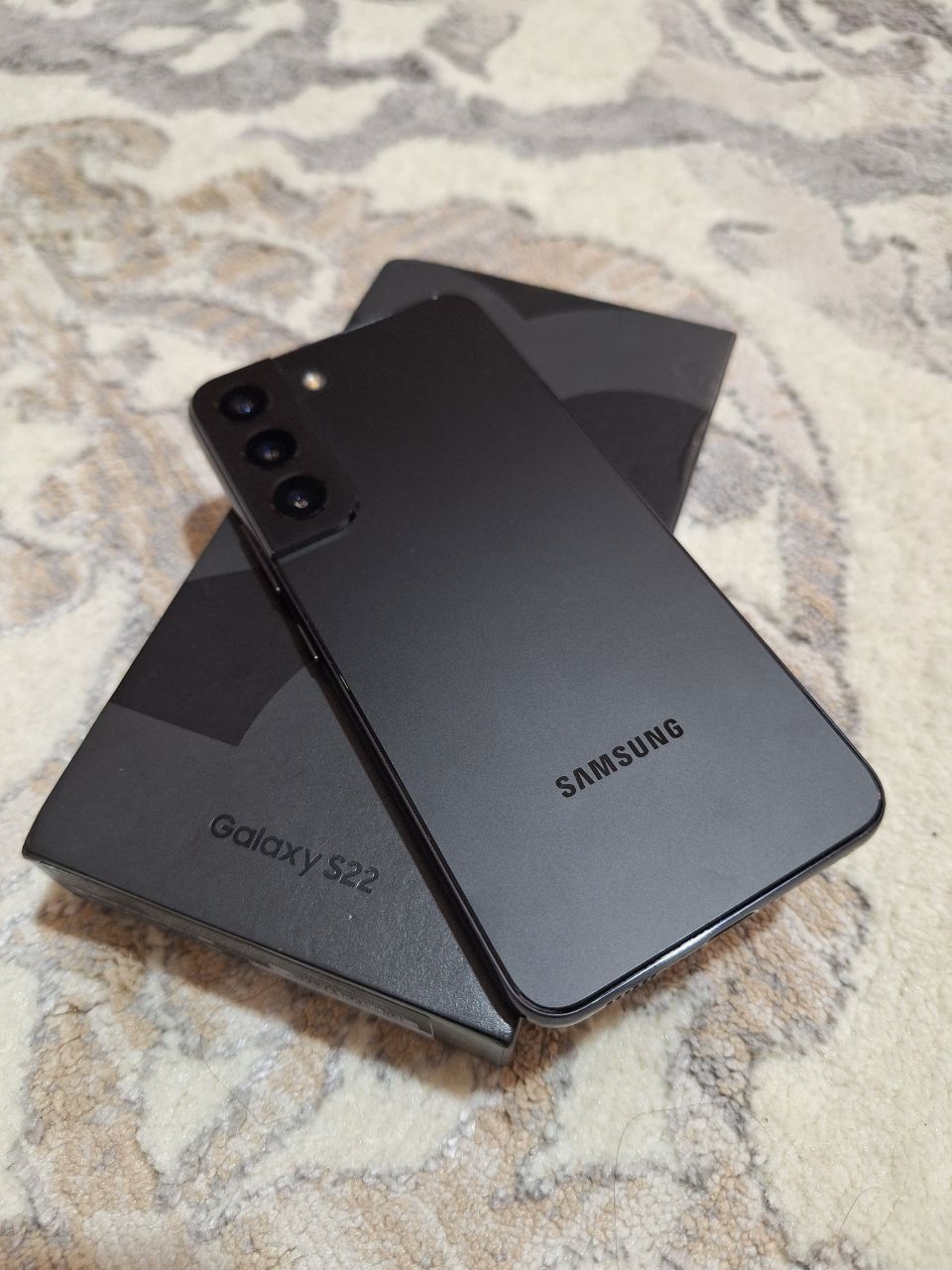 Samsung Galaxy S22 Phantom black идеал холатта