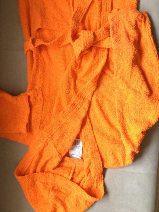 Чисто нов оранжев халат с качулка.