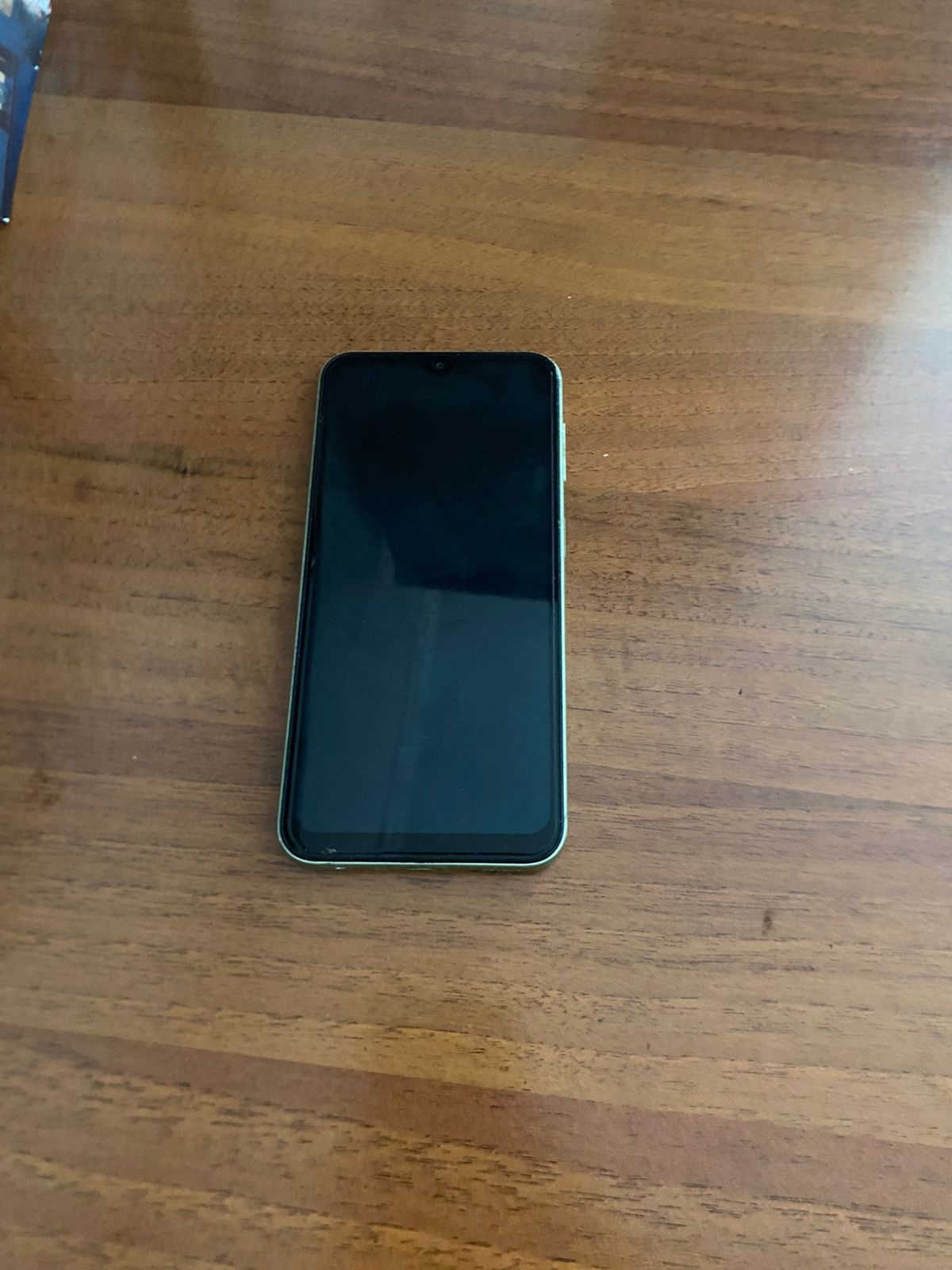 Samsung A24 в лаймовом цвете