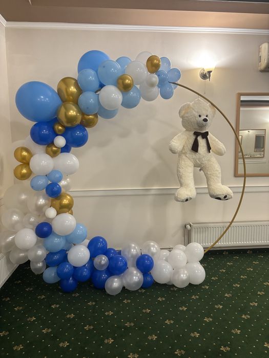 Arcadă baloane si aranjamente pe masă