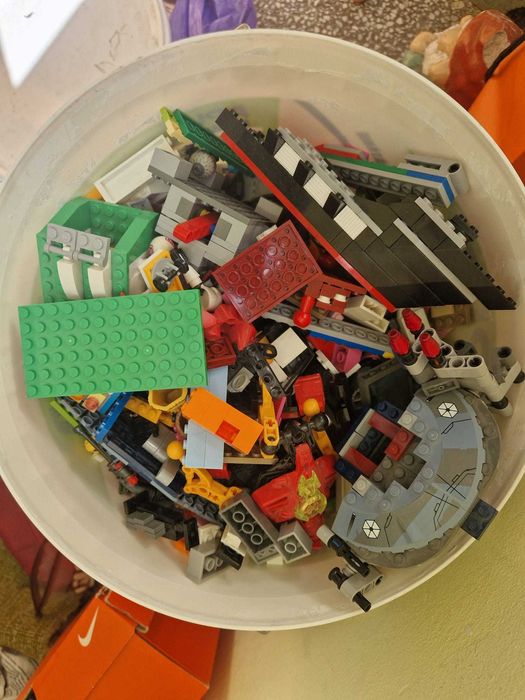 Lego la galeata: 3 kg de piese diverse
