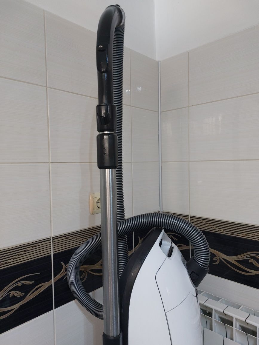 Прахосмукачка Miele Complete C3 Powerline 

Работи перфектно.Супер за