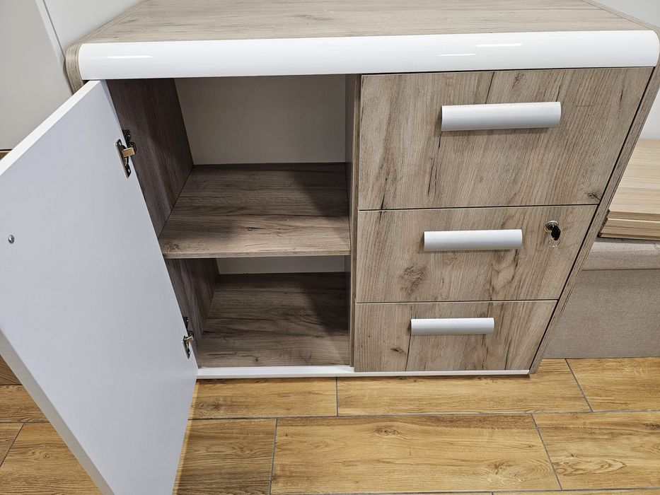 Шкаф в дървесно и бял гланц