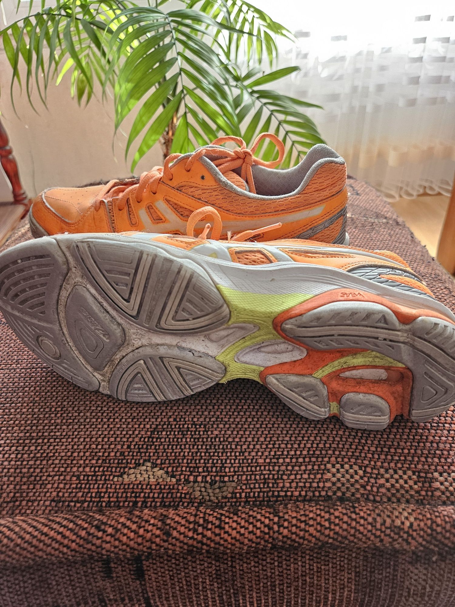 Маратонки на Asics