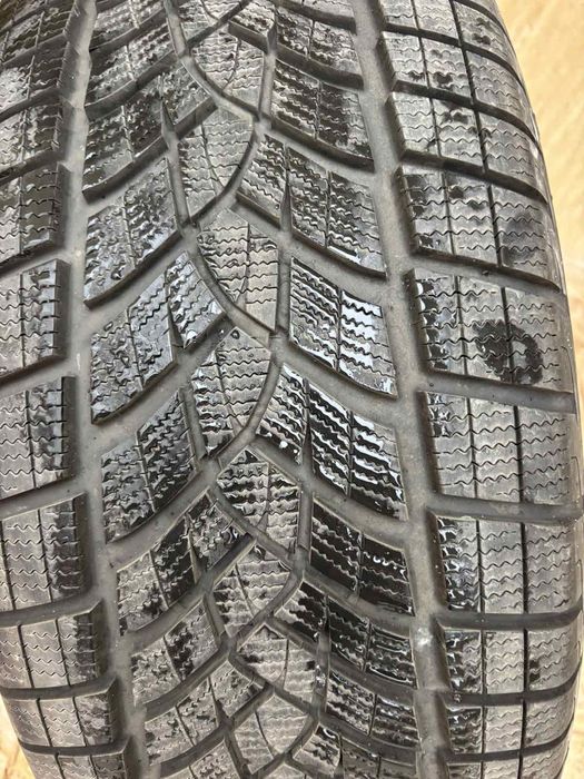 Зимни гуми ,марка goodyear
