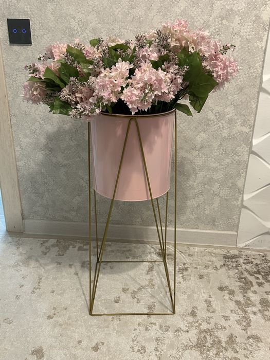 Кашпо вместе с цветами