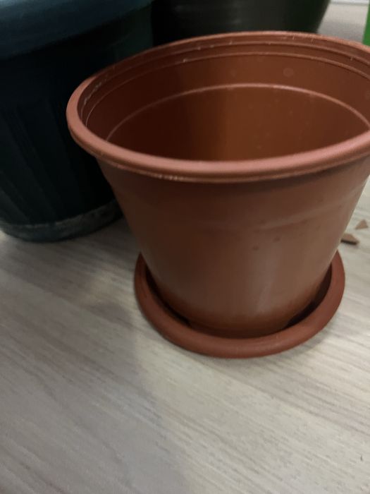 Продам Горшки для домашних цветов.
