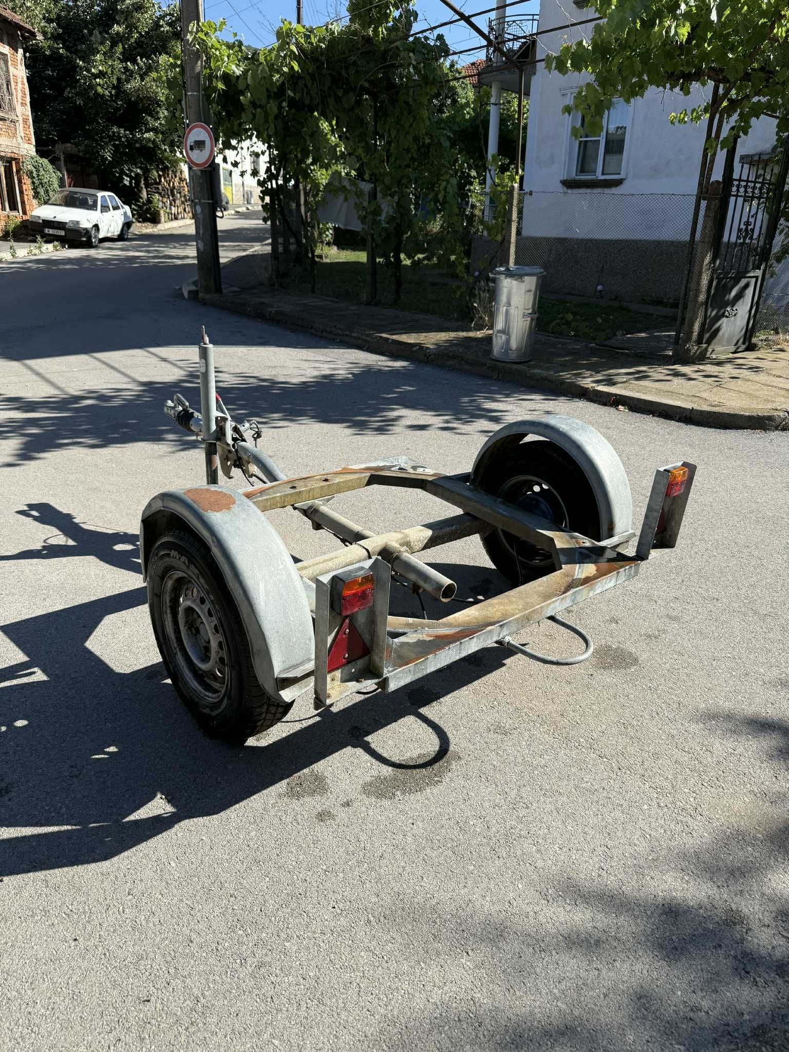 Ремарке с инерционна спирачка и помощно колело