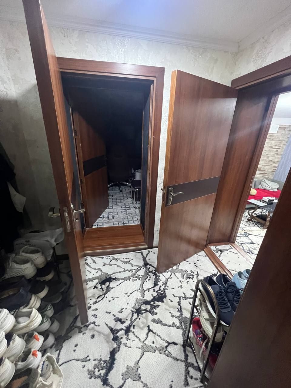 Arenda Аренда Padvalniy pomesheniya bodomzor metro olida 4 xonasi bor
