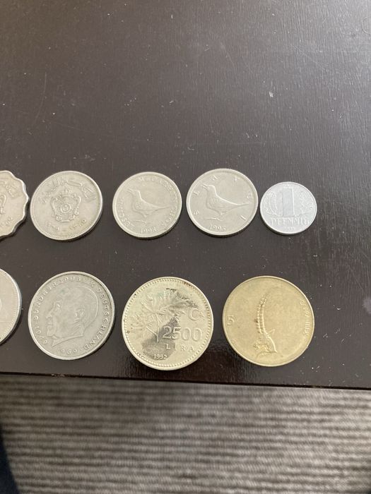 Различни монети в добро запазени състояние