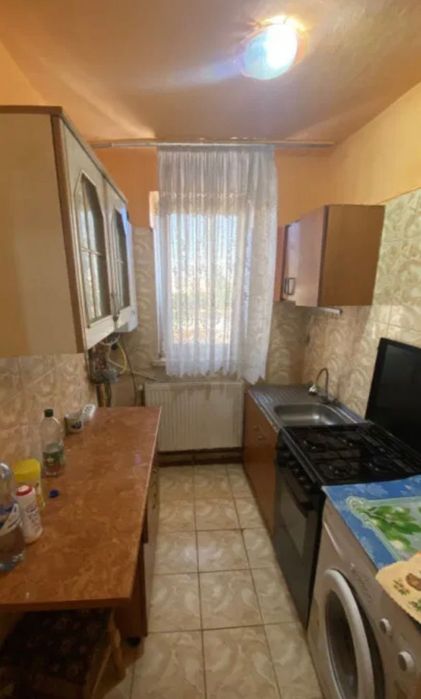 Apartament 3 camere decomandate, etajul4/4, vizavi de Scoala Generală.