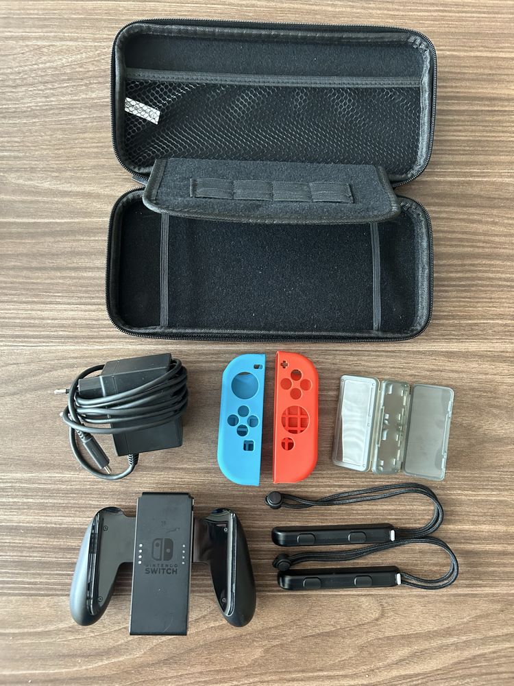 Nintendo Switch конзола (без Dock) + калъф + кутийка за игри + зарядно
