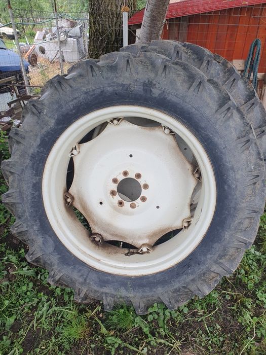 Vand doua roti pentru tractor Fiat 13.6 R36