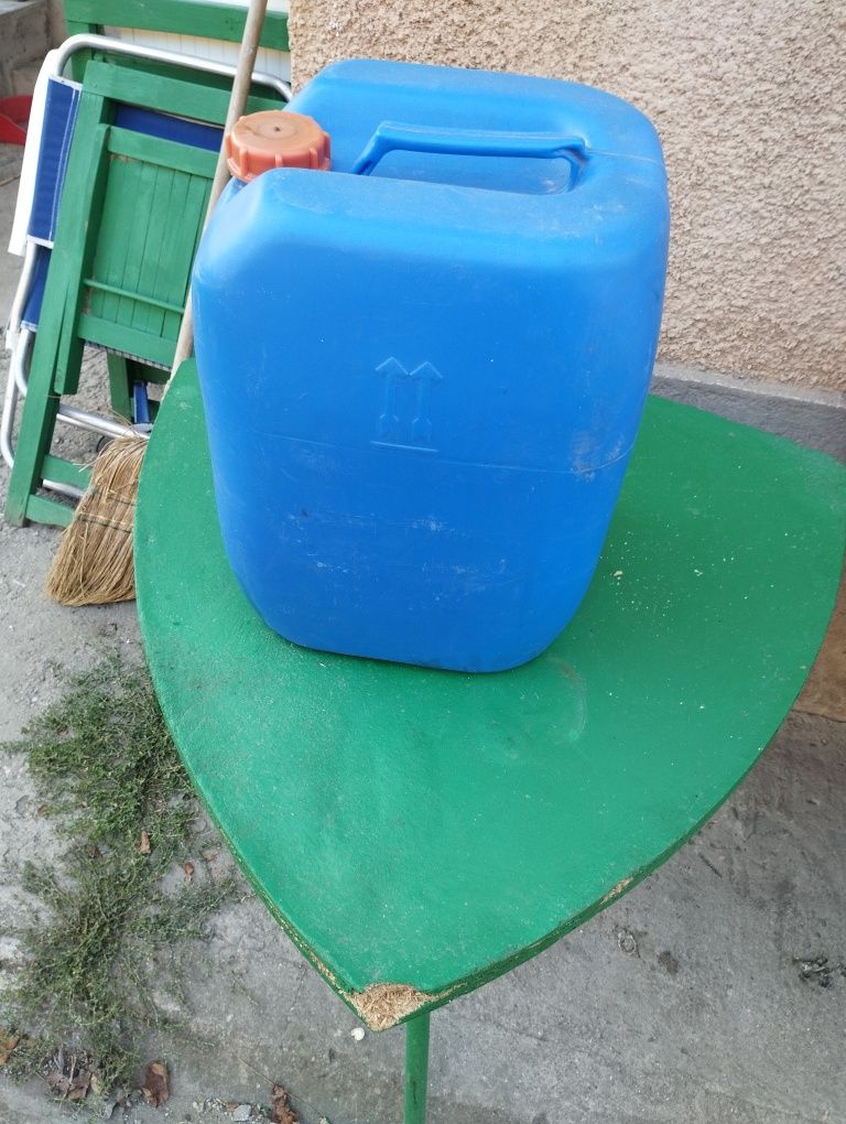 Vând canistre de 20l și 40l