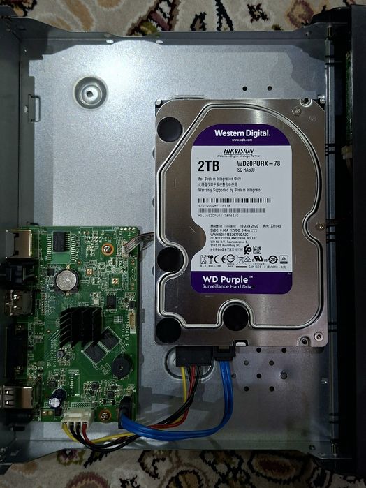 Система видеонаблюдения HiLook NVR-108 MH-C в комплекте.