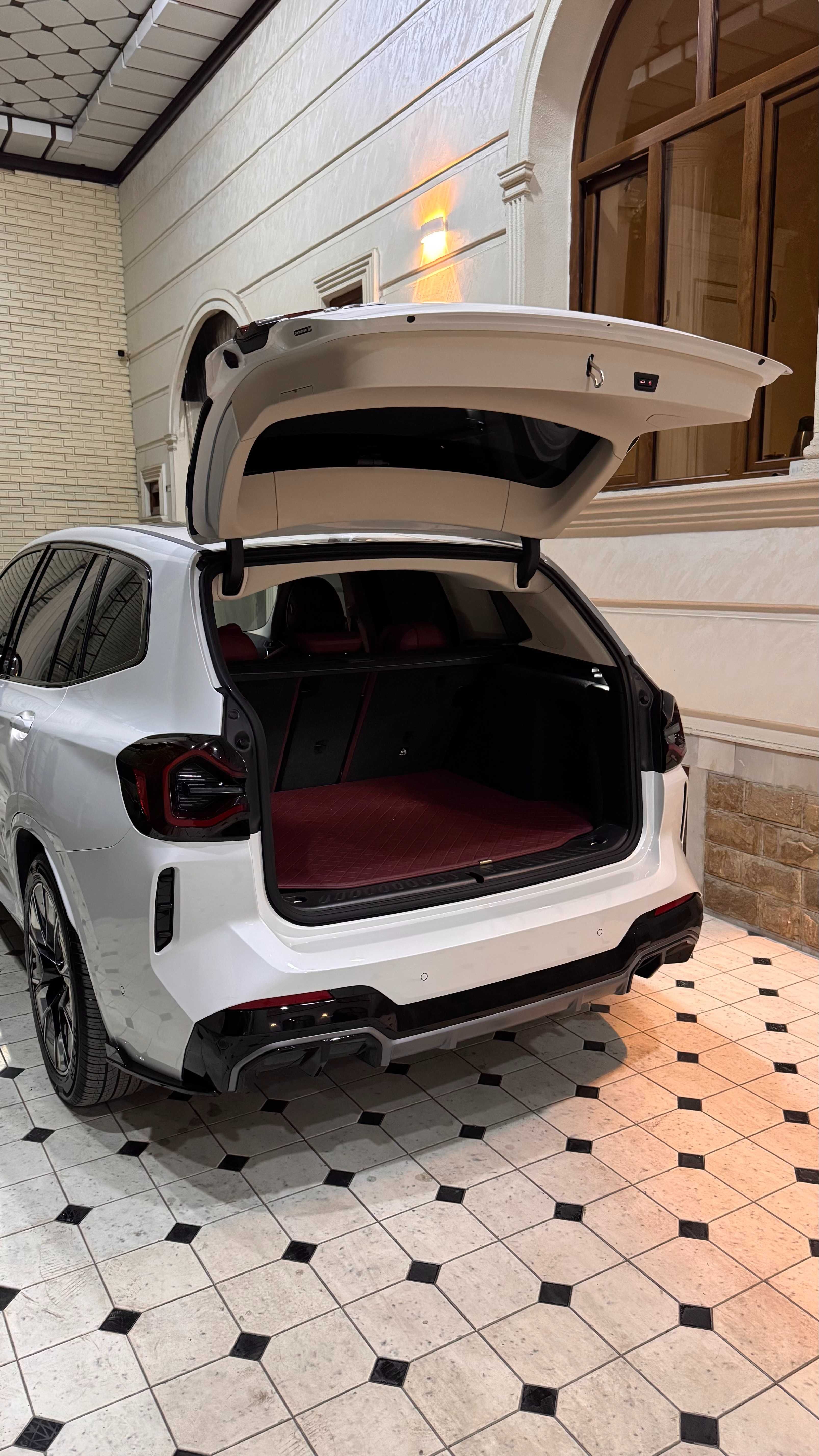 BMW IX3 M sport, full.