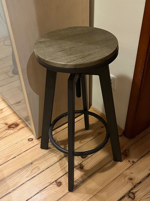 Бар стол  с регулируема височина