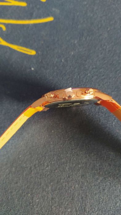 Vand Ceas de culoare PORTOCALIU nou cu blocare cheita de pornire