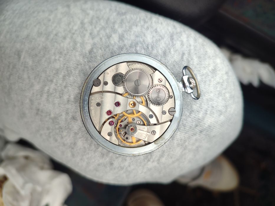 Два броя часовници