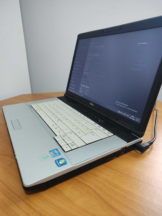 Laptop Fujitsu – i3, SSD, 4GB RAM