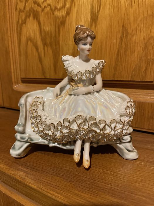 Bibelou de o sebit o doamna pe canapea