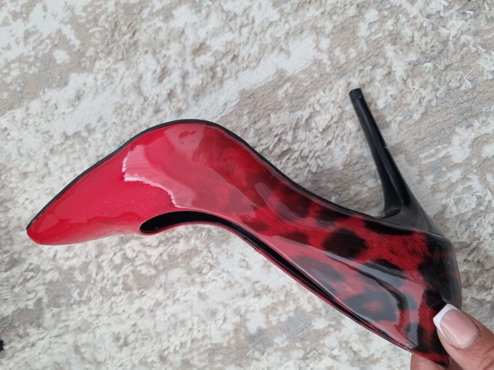 Pantofi stiletto