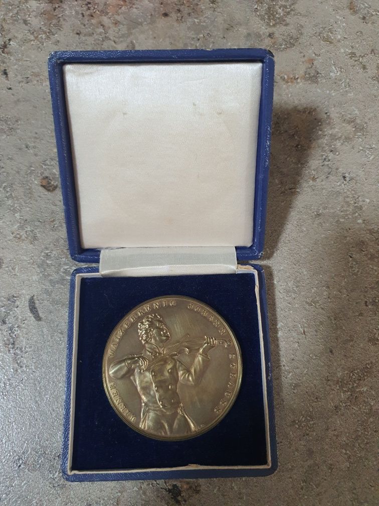 Medalion vintage cu poze din Viena.