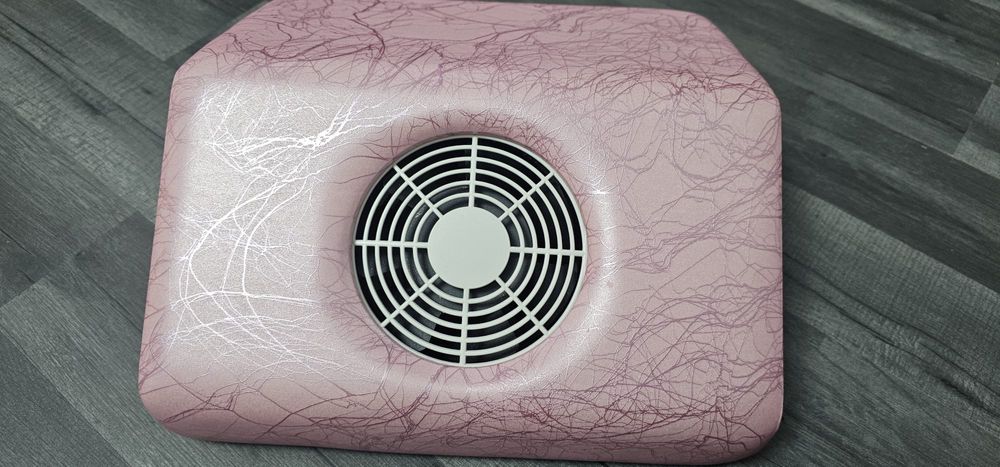 Aspirator praf unghii