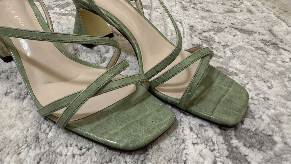 Sandale cu toc Charles & Keith marimea 37