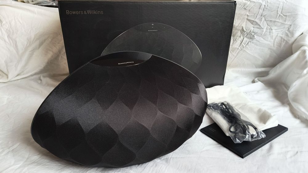 Boxe active Bowers & Wilkins Formation Wedge in cutie 
Boxe active Bow