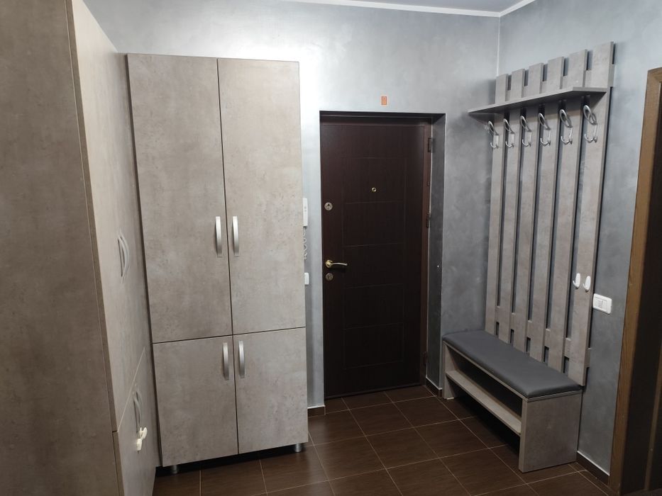 Închiriez apartament cu 2 camere