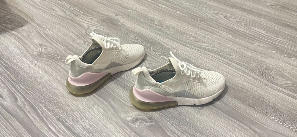 Vând adidași Nike model 270