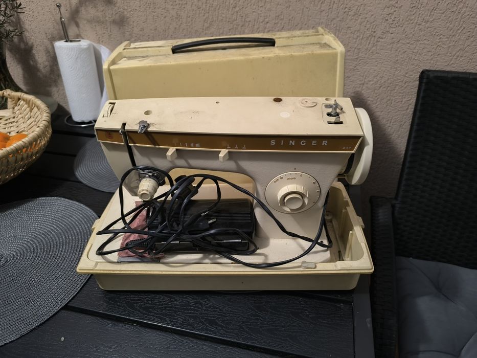 Mașină de cusut Singer 247 – funcțională – 200 le