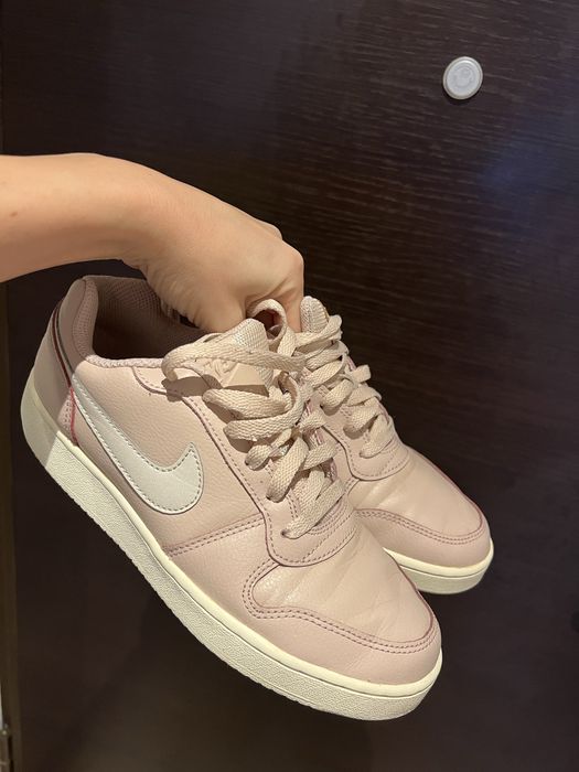 Tenesi Nike roz prafuit