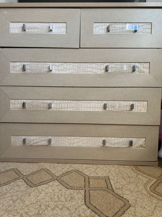 Продается 2-х спальная кровать с матрасом.