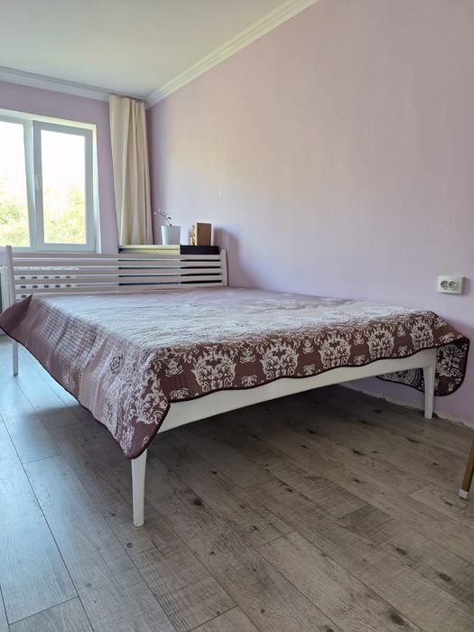Кровать двуспальная с матрасом