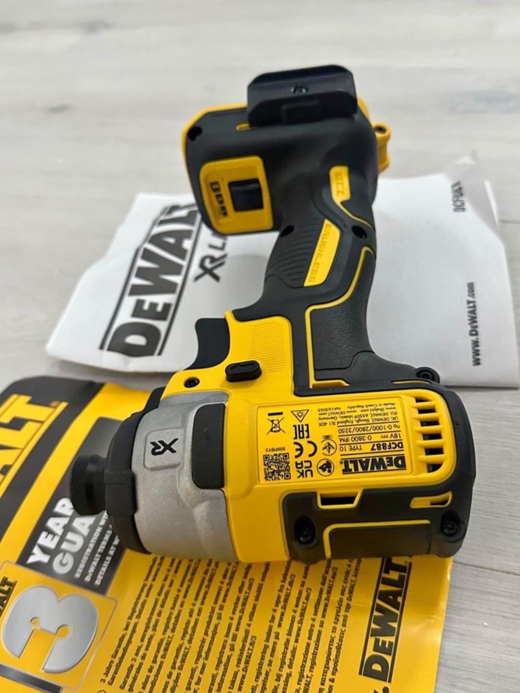 Masina de insurubat cu impact pe acumulator Dewalt DCF887